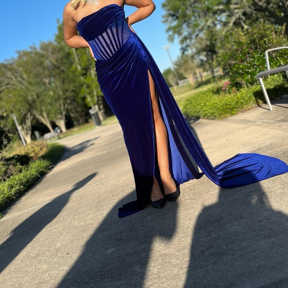 PROM DRESS - Picture 2 of 4